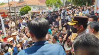 Kapolres Garut AKBP Wirdhanto Hadicaksono turun langsung mengamankan aksi demo mahasiswa 11 April di depan pintu masuk gedung DPRD Garut. (Liputan6.com/Jayadi Supriadin)