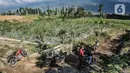 Ojek gunung saat mengantarkan pendaki menuju basecamp basecamp pendakian Gunung Sindoro via Alang-alang Sewu, Desa Kertek, Wonosobo, Senin (13/9/2021). Anggota Jekpass hanya antarkan pendaki sampai gapura (pintu masuk hutan) dengan ongkos Rp20 ribu sekali jalan. (merdeka.com/Iqbal S Nugroho)