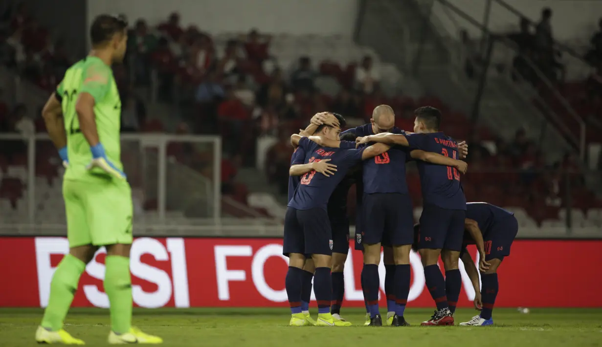 Para pemain Thailand merayakan gol yang dicetak Supachok Sarachat ke gawang Timnas Indonesia pada laga Kualifikasi Piala Dunia 2022 di SUGBK, Jakarta, Selasa (10/9). Indonesia kalah 0-3 dari Thailand. (AFP/Vitalis Yogi Trisna)