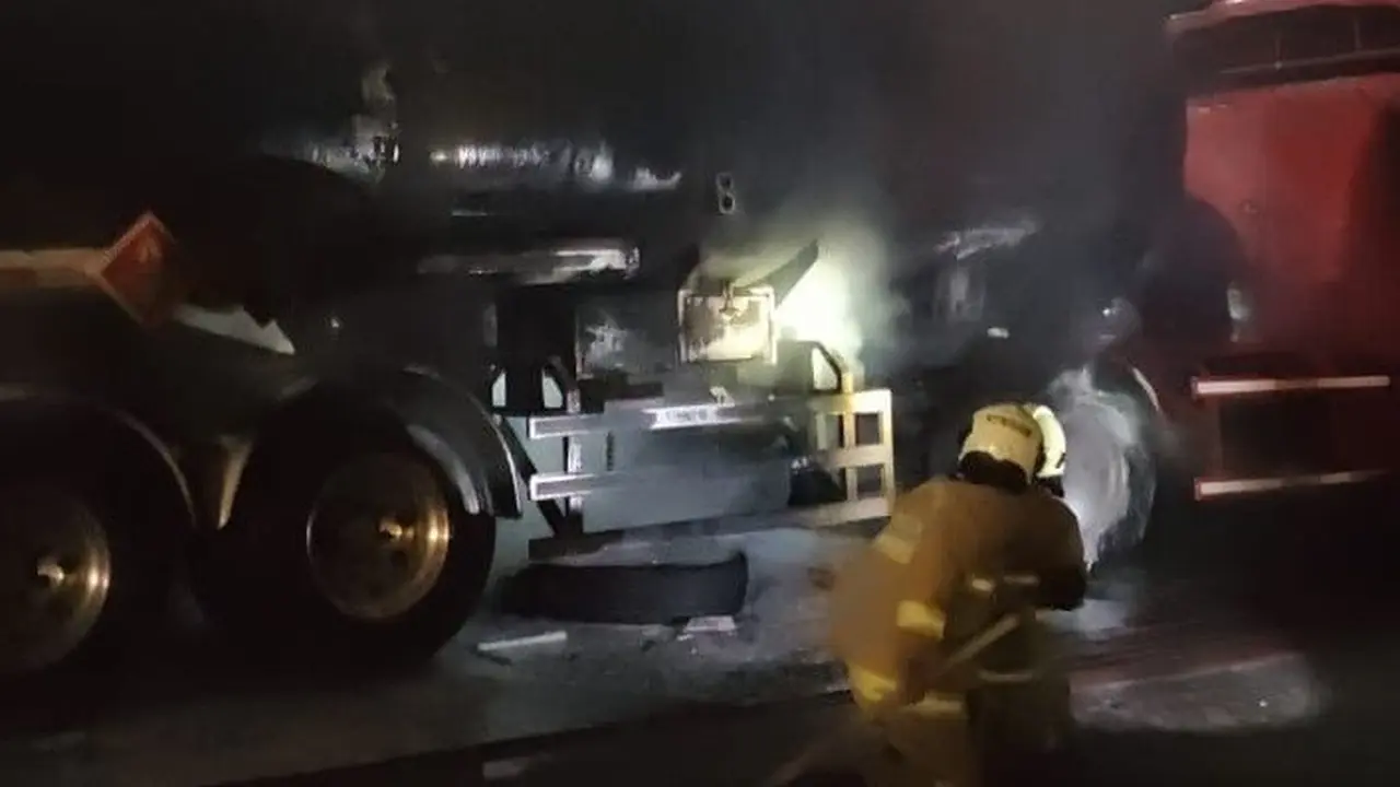 Truk tangki BBM yang tengah parkir di area SPBU Jalan Kemanggisan Utama Raya, Jakarta Barat, terbakar pada Sabtu (11/10/2025).