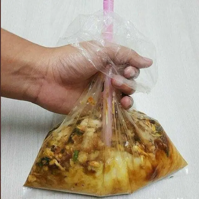6 Potret Nyeleneh Makan Bubur Ayam Langsung dari Plastik, Disebut Sekte Baru