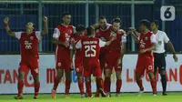 Para pemain Persija Jakarta merayakan gol yang dicetak oleh Marc Klok ke gawang Bhayangkara Solo FC pada laga Piala Menpora 2021 di Stadion Kanjuruhan, Malang, Rabu (31/3/2021). Persija menang 2-1. (Bola.com/M Iqbal Ichsan)