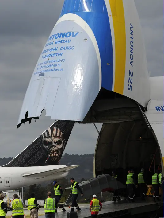 Pesawat Antonov An- 225 Mriya saat mendarat di bandara Perth, Australia, (15/5).Pesawat ini dibeli dibeli oleh sebuah perusahaan sumber daya Australia Barat. (Greg Wood / AFP)