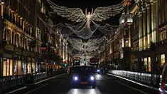 Berbagai dekorasi lampu Natal terlihat menghiasi sepanjang Regent Street di pusat kota London, Inggris (30/11/2020). (Xinhua/Han Yan)