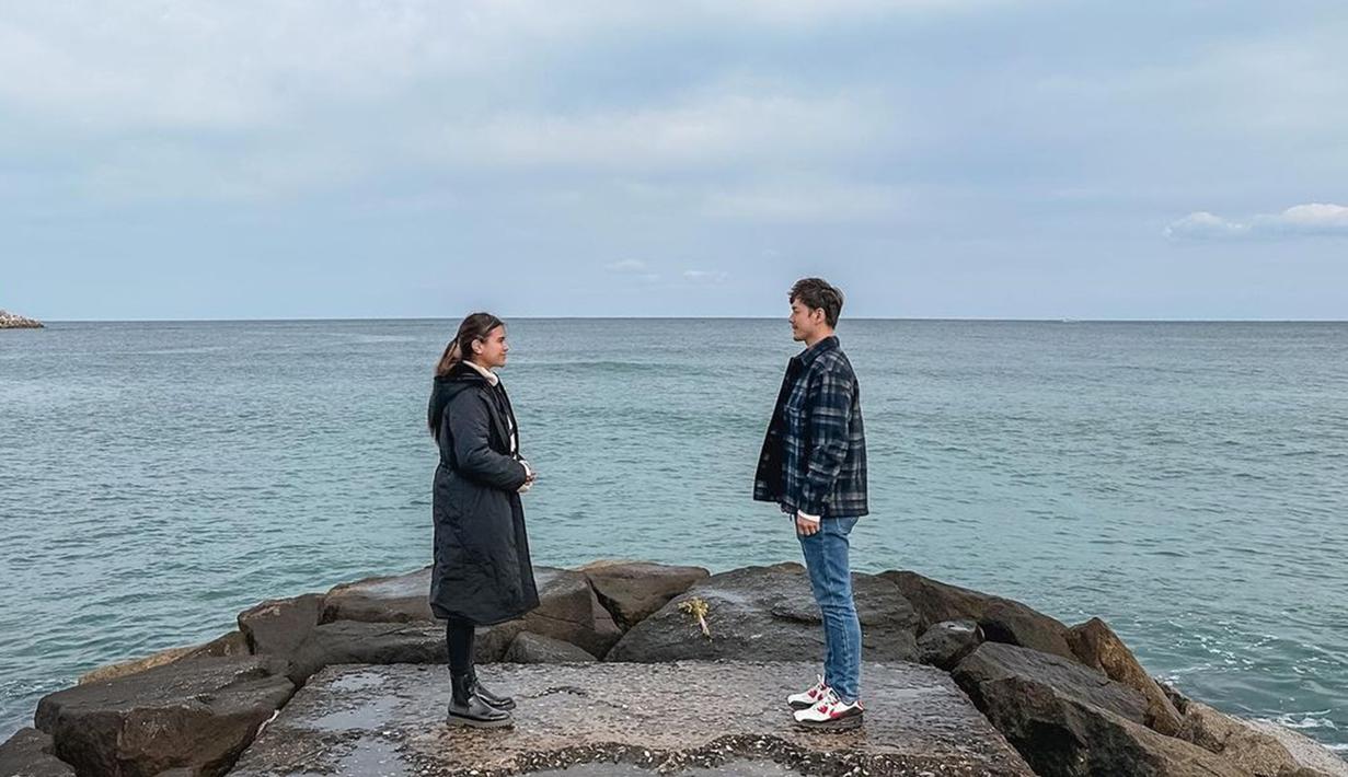 Lokasi foto yang diunggah oleh Audi Marissa satu ini pastinya juga tak asing lagi bagi banyak pecinta drama Korea. Pasalnya, Audi Marissa dan sang suami terlihat me-create kembali salah satu adegan dalam drama Goblin. (Liputan6.com/IG/@audimarissa)