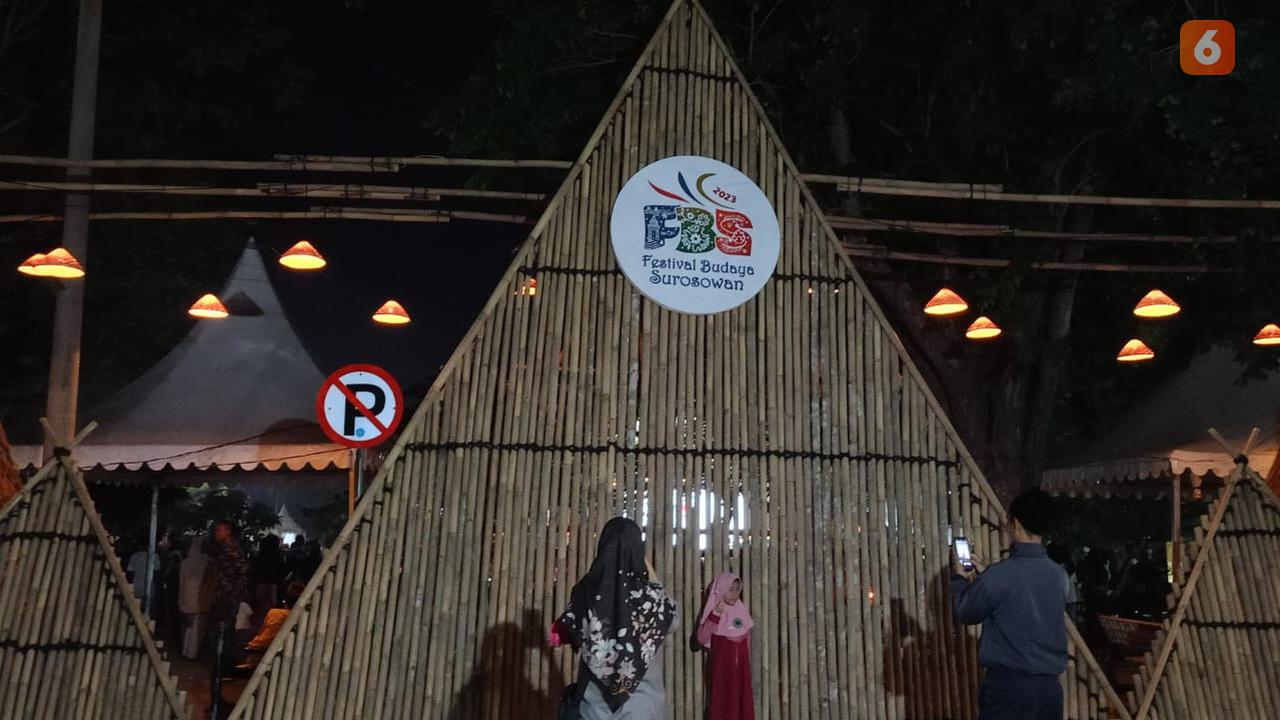 Warga berfoto di Festival Surosowan Banten. (Kamis, 12/10/2023). (Yandhi Deslatama/Liputan6.com).