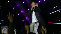 Aksi panggung vokalis band Noah, Ariel, pada konser Gempita 2017 di Pantai Karnaval Ancol, Jakarta, Sabtu (31/12). NOAH yang digawangi Ariel dkk mengisi konser pergantian tahun Gempita 2017 yang digelar oleh SCTV. (Liputan6.com/Angga Yuniar)