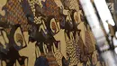 Kain tradisional Indonesia dipajang dalam pameran bertajuk Encounters with Bali: A collector’s journey di Museum Tekstil, Jakarta, Rabu (11/7). Koleksi kain tersebut milik kolektor Dr John Yu dan Dr George Soutter. (Liputan6.com/Immanuel Antonius)