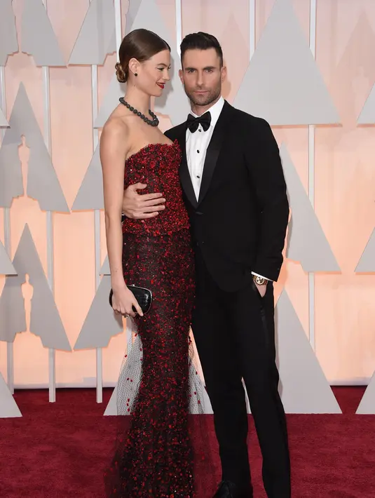 Pasangan suami istri yang tak sabar menunggu kelahiran buah hati pertamanya. Behati Prinsloo dan Adam Levine kerap sibuk berjalan di California demi dapatkan rumah idaman untuk bermukim bersama buah hatinya kelak ketika lahir. (AFP/Bintang.com)