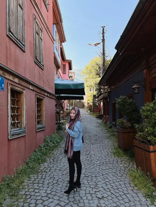 Sweater yang dikenakan Prilly Latuconsina merupakan Coach Selena Bunny Sweatshirt seharga Rp7,9jutaan dan skinny jeans seharga Rp500ribuan dari Zara. Tampilan kasual ini dipercantik dengan Silver Heels Shock Ankle Boots dari Zara seharga Rp1,1 jutaan. (instagam/prillylatuconsina96)