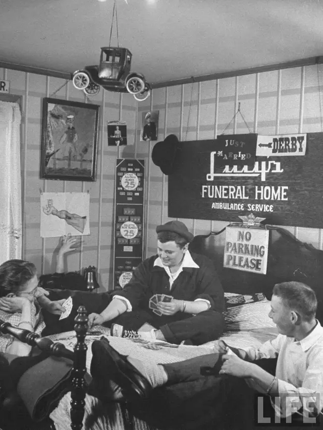 [Bintang] Tak Cuma Berpesta, Ini 12 Foto Aktivitas Para Cowok Amerika Tahun 1940-an