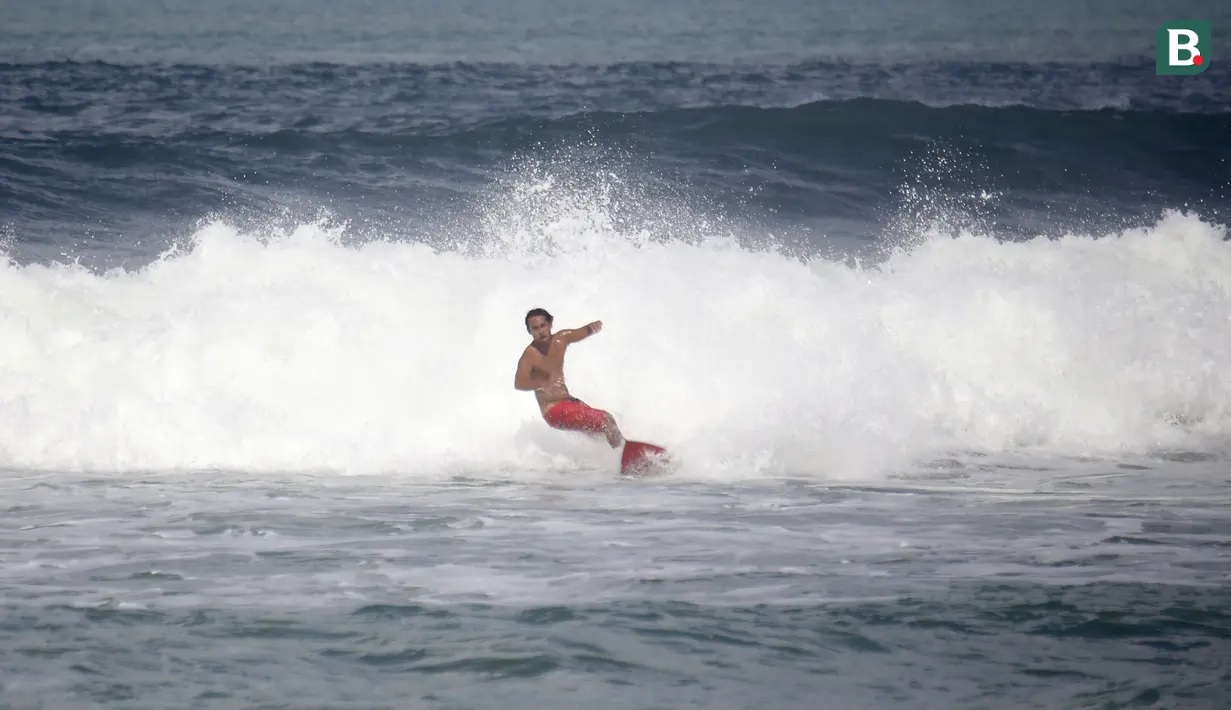Atlet Timnas Surfing Indonesia, I Made Pajar Ariana, berlatih di Pantai Berawa, Kuta Utara, Selasa (15/9/2026), sebagai bagian dari persiapan menghadapi Asian Games 2026 di Aichi-Nagoya, Jepang. Pajar menjalani latihan untuk beradaptasi dengan berbagai kondisi ombak sebelum bertolak ke Jepang. (Bola.com/Alit Binawan)
