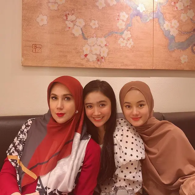 6 Potret Kebersamaan Febby Rastanty dan Marini Zumarnis, Bak Anak Kandung