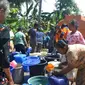 Warga mengantre bantuan air bersih. (Liputan6.com/Muhamad Ridlo).
