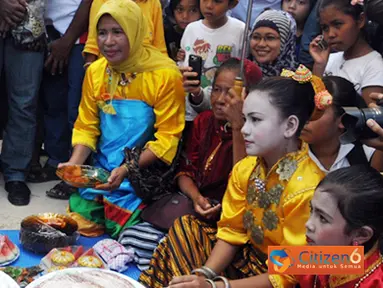 Citizen6, Sulawesi Tenggara: Dalam acara ini Menteri Kelautan dan Perikanan, Fadel M ikut mencicipi makanan tradisional masyarakat Wakatobi yang di gelar pada acara tersebut. (Pengirim: Efrimal Bahri)