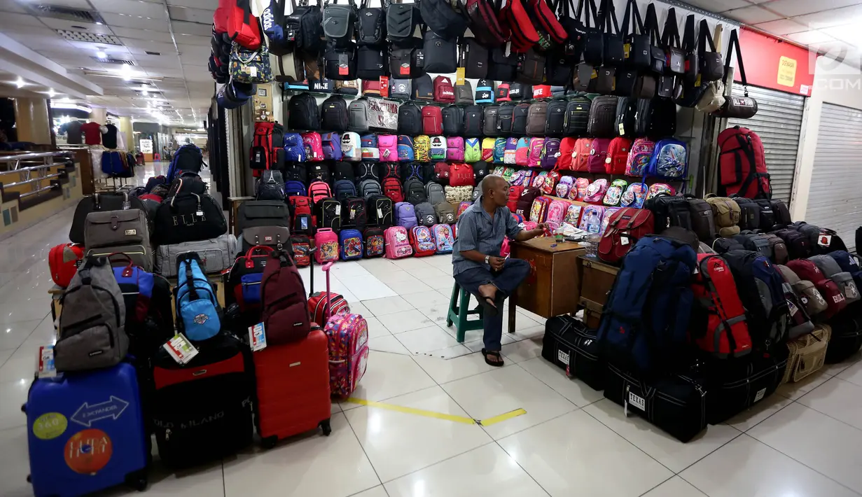 Pedagang tas menunggu pembeli di Blok M Mal, Jakarta Selatan, Selasa (8/1). Menurun drastisnya pengunjung Mal Blok M sangat dirasakan pedagang. (Liputan6.com/Johan Tallo)
