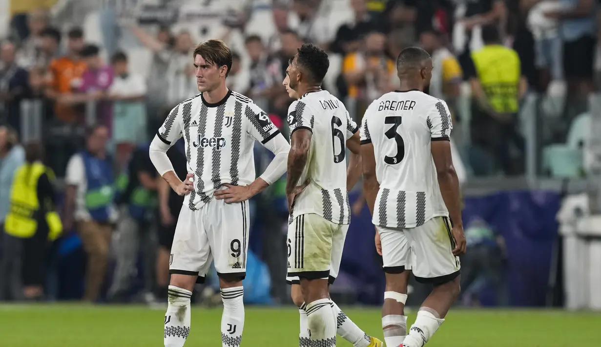 Penyerang Juventus Dusan Vlahovic berdiri di samping rekan satu timnya setelah berakhirnya duel matchday 2 Grup H Liga Champions 2022/2023 melawan Benfica di Allianz Stadium, Kamis (15/9/2022) dini hari WIB. Juventus dipermalukan tamunya Benfica dengan skor 1-2. (AP Photo/Antonio Calanni)