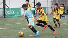 Duel menarik para pesepak bola belia dalam Liga Bola Indonesia yang digulirkan pada Minggu (23/10/2016), di Sabnani Park, Tangerang. (Liga Bola Indonesia)