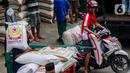 Aktivitas pekerja saat mengangkat karung berisi beras yang akan dijual di Pasar Kebayoran Lama, Jakarta, Rabu (17/4/2024). (Liputan6.com/Angga Yuniar)