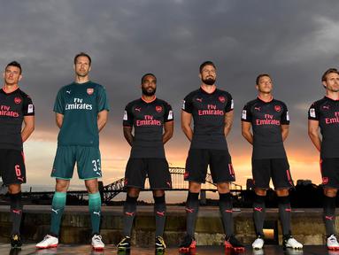 Para pemain Arsenal menjalani sesi pemotretan menggunakan jersey ketiga di Pelabuhan Denison, Sydney, Rabu (12/7/2017). Arsenal melakukan tur pramusim ke Australia dengan melawan Sydney FC dan Sydney Wanderers. (EPA/Paul Miller)