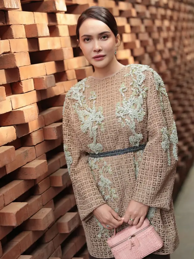 Shandy Aulia di Wisuda Keponakan bawa tas pink. [@shandyaulia]