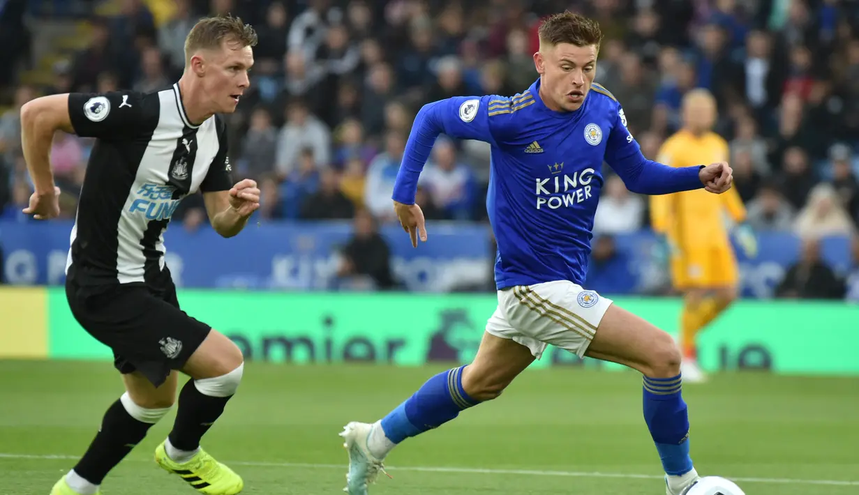 Pemain Leicester City Harvey Barnes (kanan) berebut bola dengan pemain Newcastle United Jetro Willems pada pertandingan Liga Inggris di Stadion King Power, Leicester, Inggris, Minggu (29/9/2019). Leicester membantai Newcastle 5-0. (AP Photo/Rui Vieira)