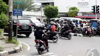 Rencananya semua jalan protokol di DKI Jakarta akan menjadi kawasan pembatasan kendaraan, Jakarta, Selasa (7/1/2015). (Liputan6.com/Faizal Fanani) 