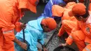 Petugas Penanganan Prasarana dan Sarana Umum (PPSU) membersihkan saluran air di kawasan Gelora Bung Karno, Jakarta, Selasa (17/12/2019). Petugas PPSU membersikan saluran air saat terjadi genangan usai hujan deras mengguyur Jakarta. (Liputan6.com/Herman Zakharia)