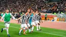 Pemain Juventus berselebrasi usai pertandingan melawan AS Roma pada lanjutan Liga Serie A Italia di stadion Olimpiade, (13/5). Tim asal Turin kini sudah mengoleksi 34 gelar scudetto. (AP Photo/Riccardo Antimiani)