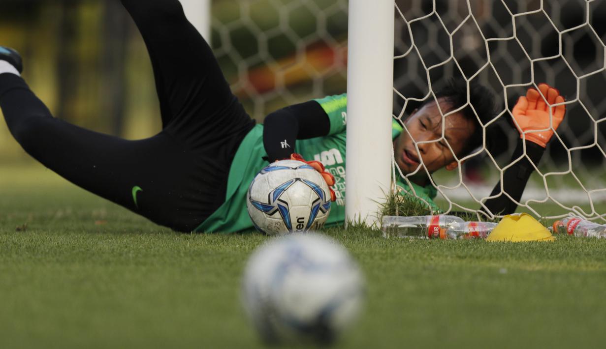 Kiper Timnas Indonesia U-22, Awan Setho, menangkap bola saat latihan di Lapangan F Senayan, Jakarta, Jumat (15/11). Latihan ini persiapan jelang Sea Games 2019 Filipina. (Bola.com/Vitalis Yogi Trisna)