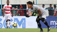 Muhammad Ridho Djazulie, kiper Madura United. (Bola.com/Aditya Wany)