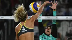Atlet voli pantai asal Mesir, Doaa Elghobashy berusaha menahan smash atlet Jerman, Laura Ludwig di penyisihan Grup D Olimpiade Rio di Arena Voli Pantai, Rio de Janeiro, Brasil, (7/8). Pasangan asal Mesir kalah 2-0 dari Jerman. (AFP PHOTO/Yasuyoshi Chiba)