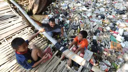 Anak-anak bermain di Sungai Kalibaru di Kampung Bambu Kuning, Bojong Baru, Bogor (12/9). Sungai yang merupakan anak Sungai Ciliwung ini letaknya hanya berjarak 3 km dari ibukota Kabupaten Bogor , Cibinong. (Merdeka.com/Arie Basuki)