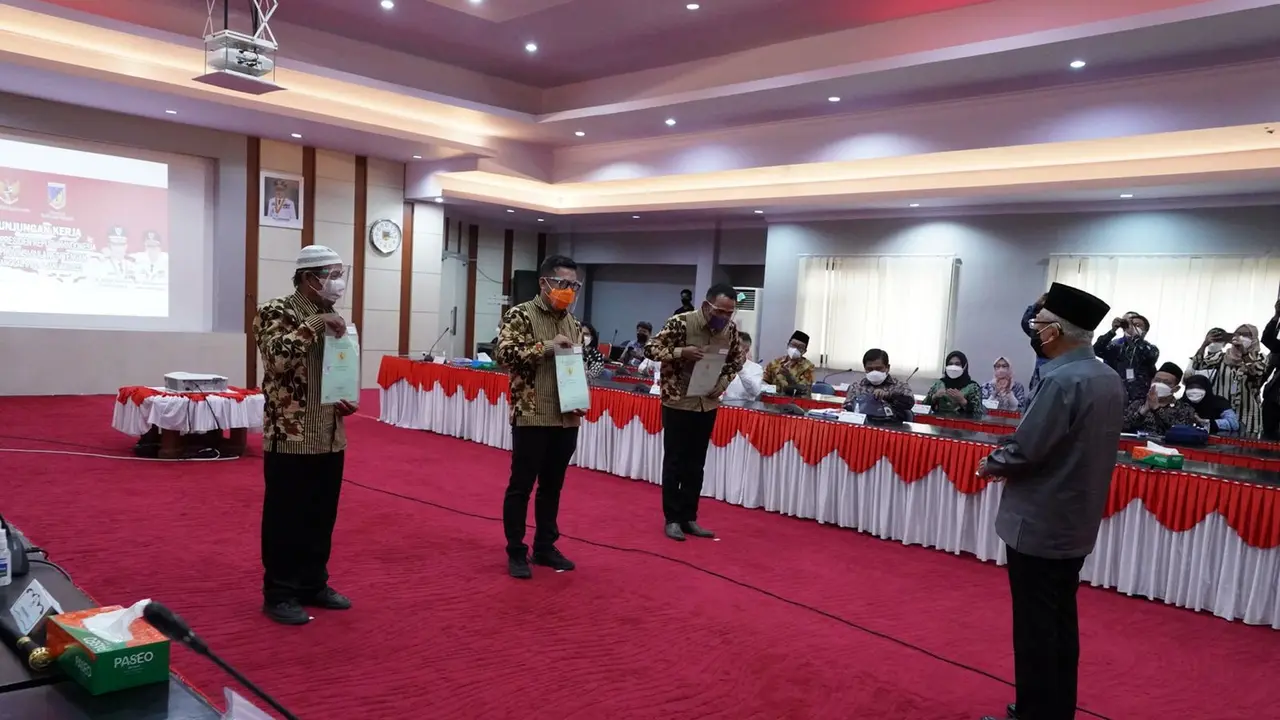 Wakil Presiden Ma'ruf Amin  menyerahkan langsung sertifikat hak atas tanah pada lokasi Hunian Tetap (Huntap) Kota Palu dan Kabupaten kepada 3 orang perwakilan masyarakat terdampak gempa Palu. (Setwapres)
