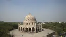 Orang-orang mengunjungi Makam Adham Khan abad ke-16, juga dikenal sebagai (Bhool Bhulaiya), di New Delhi (16/2/2022). Makam Adham Khan adalah makam Adham Khan abad ke-16, seorang jenderal Kaisar Mughal Akbar. (AFP/Sajjad Hussain)