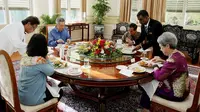 Foto Jokowi dan Keluarga Sarapan Nasi Lemak Bareng PM Singapura