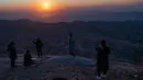 Wisatawan melihat matahari terbit di situs arkeologi Gunung Nemrut, Adiyaman, Turki, 17 September 2021. Situs arkeologi Gunung Nemrut ditemukan pada tahun 1881 oleh seorang insinyur Jerman. (YASIN AKGUL/AFP)