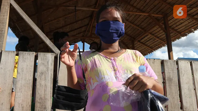 pembagian masker di shelter Pengungsian