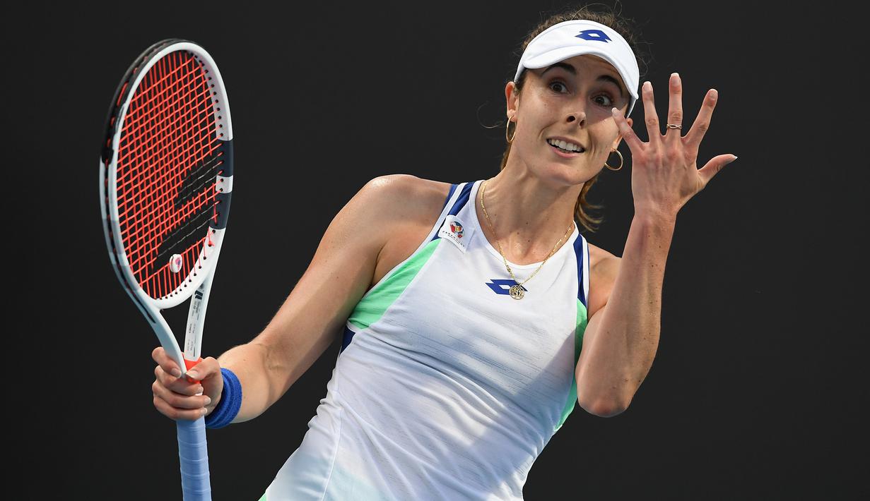 Petenis Prancis, Alize Cornet, menunjukan jarinya saat melawan petenis Rumania, Monica Niculescu, pada laga Australia Open di Melbourne, Selasa (21/1). (AFP/Greg Wood)