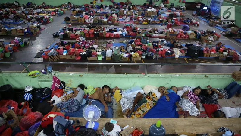 Pengungsi Gunung Agung Padati GOR Swecapura