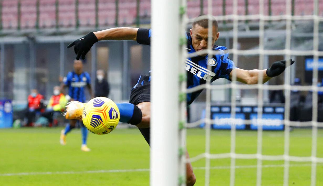 Striker Inter Milan, Alexis Sanchez, mencetak gol ke gawang Torino pada laga Liga Italia di Stadion Giuseppe Meazza, Senin Minggu (22/11/2020). Inter Milan menang dengan skor 4-2. (AP/Antonio Calanni)