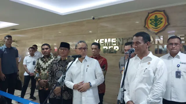 Menteri Koordinator Bidang Pangan Zulkifli Hasan dan Menteri Pertanian Andi Amran Sulaiman berkoordinasi untukmenyederhanakan alur birokrasi pupuk subsidi.(Arief/Liputan6.com)