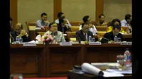 Menteri PPN/Kepala Bappenas, Andrinof A Chaniago (kiri) Menteri Keuangan RI,  Bambang Brodjonegoro (Kedua dari kiri), saat mengikuti rapat kerja dengan komisi XI, di Gedung DPR RI, Jakarta, Kamis (22/1/2015). (Liputan6.com/Andrian M Tunay)