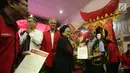 Ketum PDIP Megawati Soekarnoputri memberi surat mandat ke pasangan Landak Karolin Margret Natasa dan Suryadman Gidot sebagai bakal calon gubernur dan wakil gubernur Kalimantan Barat, Jakarta, Minggu (7/1). (Liputan6.com/Faizal Fanani)