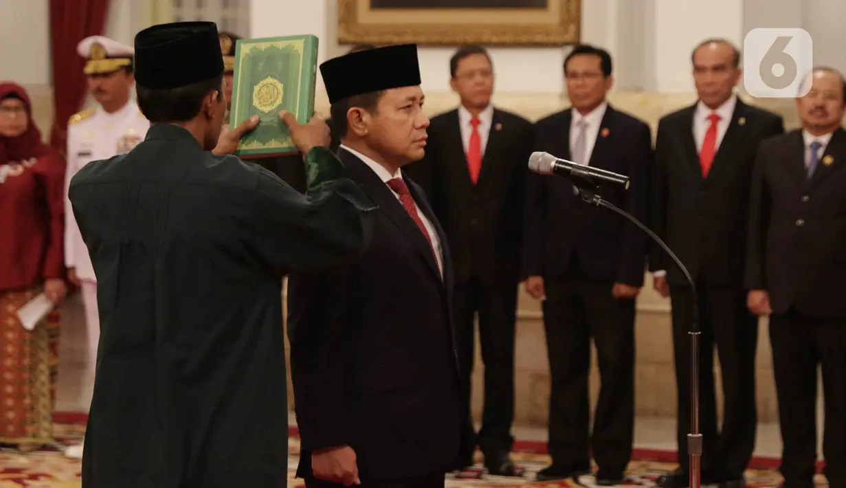 Laksamana Madya (Laksdya) TNI Aan Kurnia diambil sumpahnya saat dilantik sebagai Kepala Badan Keamanan Laut (Bakamla) di Istana Negara, Jakarta, Rabu (12/2/2020). Aan Kurnia menjadi Kepala Bakamla menggantikan Laksamana Madya Achmad Taufiqoerrochman. (Liputan6.com/Faizal Fanani)