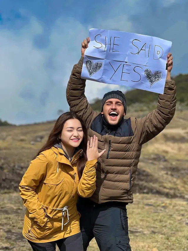6 Potret Nathalie Holscher Dilamar Ladislao Camara, Romantis di Gunung Gede