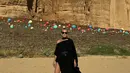 Aktris Hollywood Sharon Stone juga pernah mengunjungi Al-Ula. Begini potret tampilannya yang menawan dengan one shoulder dress berwarna hitam. [@sharonstone]