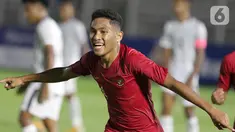 Pemain Timnas Indonesia U-19, M Fajar Fathur merayakan gol yang dicetaknya ke gawang Timor Leste pada laga kualifikasi Grup K Piala AFC U-19 2020 di Stadion Madya Gelora Bung Karno, Jakarta, Rabu (6/11/2019). Indonesia unggul 3-1. (Liputan6.com/Helmi Fithriansyah)