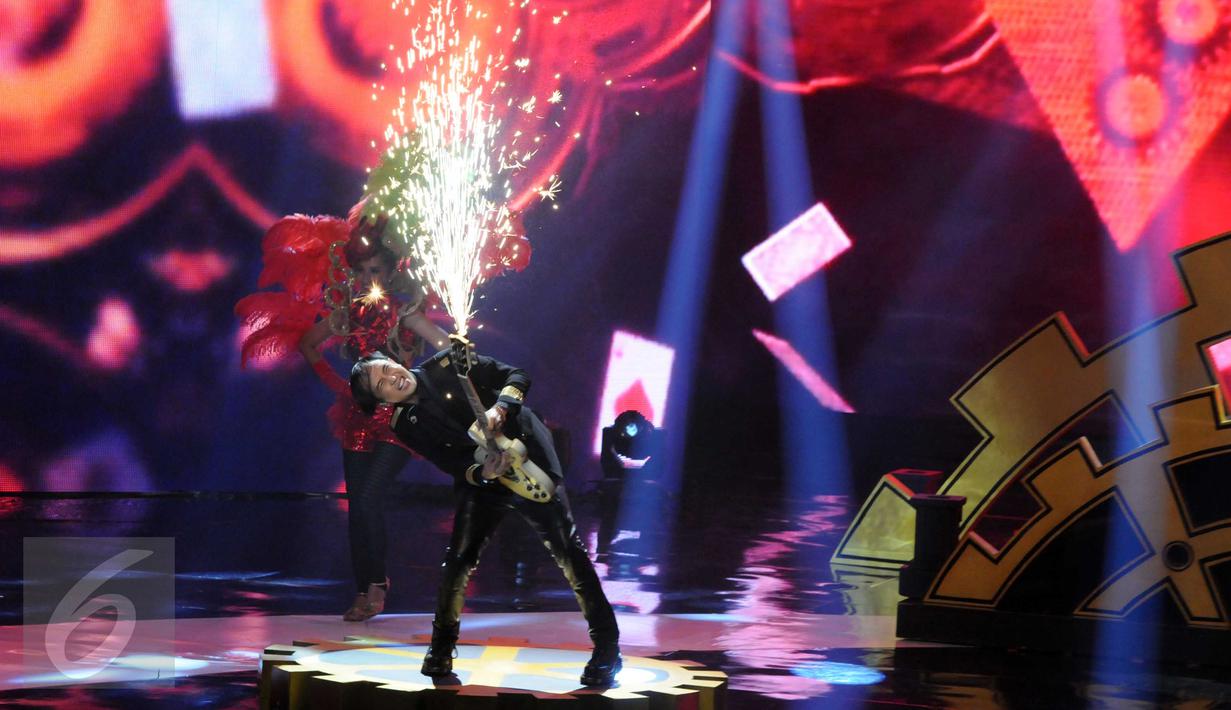 Musisi Piyu saat beraksi menggunakan gitar pada gelaran Indonesian Box Office Movie Awards (IBOMA) 2016 di Studio 6 Emtek City, Kamis (17/3). Sejumlah artis dan musisi tanah air hadir pada IBOMA 2016 kali ini. (Liputan6.com/Helmi Afandi)