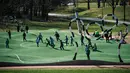 Sejumlah anak bermain Puckelboll di Skarholmen, Stockholm, Swedia, 11 April 2016.  Lapangan Puckelboll adalah lapangan sepak bola buatan yang bergelombang dan didesain oleh Johan Storm. (Jonathan NACKSTRAND/AFP)